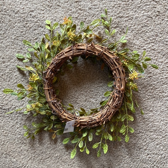 5 1/2 inch Eucalyptus Wreath - Picture 3 of 4
